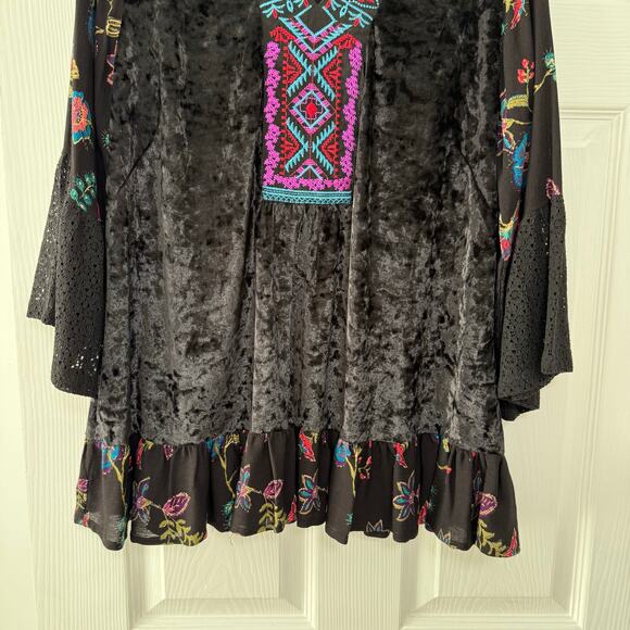 Calessa Women's Embroidered Floral Velvet Bell Sleeve Top Size Medium - Picture 3 of 13